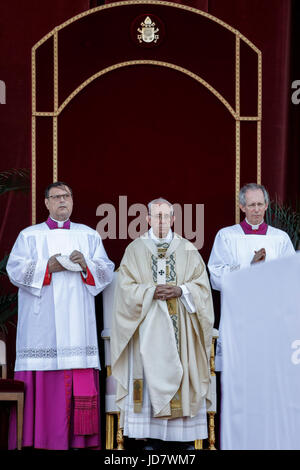 Roma, Italia. Il 18 giugno, 2017. Papa Francesco conduce una Santa Messa nella Basilica di San Giovanni in Laterano per contrassegnare la solennità del Corpus Domini o Corpus Christi in Italia a Roma il 18 giugno 2017. La Chiesa cattolica romana festa del Corpus Domini, commemora il Cristo dell'ultima cena di Leonardo e l istituzione dell Eucaristia. La massa è stata seguita dalla tradizionale processione aux flambeaux, in cui i gruppi parrocchiali, sodalizi e di carità fraterna e di organizzazioni di tutti i tipi di partecipare insieme con i cittadini, dalla Basilica di San Giovanni in Laterano Basilica alla Basilica di Santa Maria Maggiore. (Foto di Giuseppe Ciccia/Pacific Stampa) Foto Stock