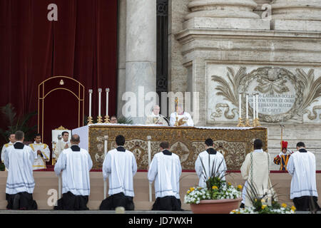 Roma, Italia. Il 18 giugno, 2017. Papa Francesco conduce una Santa Messa nella Basilica di San Giovanni in Laterano per contrassegnare la solennità del Corpus Domini o Corpus Christi in Italia a Roma il 18 giugno 2017. La Chiesa cattolica romana festa del Corpus Domini, commemora il Cristo dell'ultima cena di Leonardo e l istituzione dell Eucaristia. La massa è stata seguita dalla tradizionale processione aux flambeaux, in cui i gruppi parrocchiali, sodalizi e di carità fraterna e di organizzazioni di tutti i tipi di partecipare insieme con i cittadini, dalla Basilica di San Giovanni in Laterano Basilica alla Basilica di Santa Maria Maggiore. (Foto di Giuseppe Ciccia/Pacific Stampa) Foto Stock