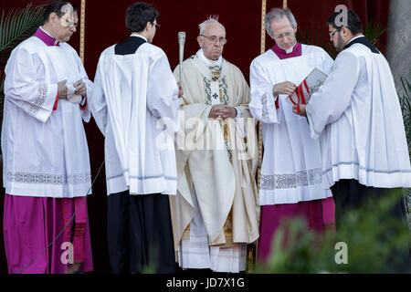 Roma, Italia. Il 18 giugno, 2017. Papa Francesco conduce una Santa Messa nella Basilica di San Giovanni in Laterano per contrassegnare la solennità del Corpus Domini o Corpus Christi in Italia a Roma il 18 giugno 2017. La Chiesa cattolica romana festa del Corpus Domini, commemora il Cristo dell'ultima cena di Leonardo e l istituzione dell Eucaristia. La massa è stata seguita dalla tradizionale processione aux flambeaux, in cui i gruppi parrocchiali, sodalizi e di carità fraterna e di organizzazioni di tutti i tipi di partecipare insieme con i cittadini, dalla Basilica di San Giovanni in Laterano Basilica alla Basilica di Santa Maria Maggiore. (Foto di Giuseppe Ciccia/Pacific Stampa) Foto Stock