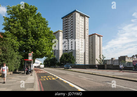 Ampthill Square Station Wagon consiglio blocchi a torre in Mornington Crescent, Camden, London, Regno Unito Foto Stock