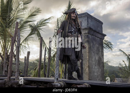 Pirati dei Caraibi: Dead Men Tell No Tales (noto anche come pirati dei Caraibi: Salazar's Revenge) è un imminente American fantasy film swashbuckler, e la quinta rata in Pirati dei Caraibi film della serie. Il film è diretto da Joachim Ronning e Espen Sandberg da uno script di Jeff Nathanson. Questa fotografia è per il solo uso editoriale ed è il copyright del film company e/o il fotografo assegnato dal film o società di produzione e può essere riprodotto solo da pubblicazioni in congiunzione con la promozione del film di cui sopra. Un credito per il film Foto Stock