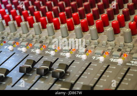 Primo piano di una console di mixaggio. Foto Stock