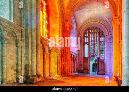 Colori luminosi da finestre di vetro macchiate all'interno della Cattedrale di Norwich, Norfolk, Inghilterra Foto Stock