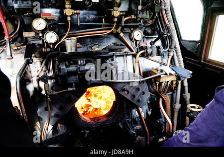Il fuoco che arde nella caldaia della Battaglia di Bretagna locomotiva classe Manston 34070 Foto Stock