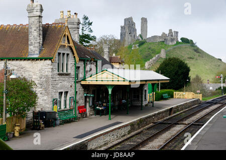 Corfe Castle stazione ferroviaria sulla storica Swanage Steam Railway in Dorset, Inghilterra Foto Stock