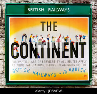 Vecchio stile anni cinquanta British Railways poster per andare in Europa in treno in Swanage Steam Railway Foto Stock