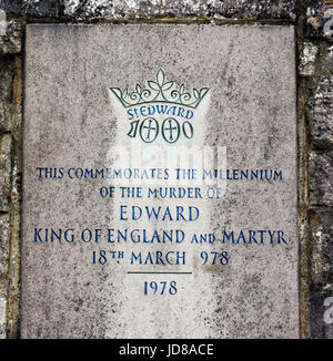 Una pietra in Corfe Castle per commemorare il millennio dell'assassinio di re Edoardo il martire di Inghilterra in 978 Foto Stock