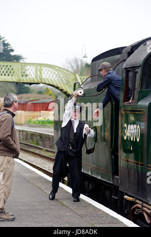 Il driver del treno e la stazione master a Corfe Castle sulla ferrovia a Swanage, Dorset, Inghilterra Foto Stock