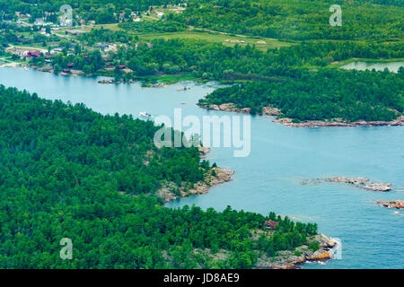 Vista aerea case e alberi lungo il litorale, Toronto, Ontario, Canada. fotografia aerea da ontario canada 2016 Foto Stock