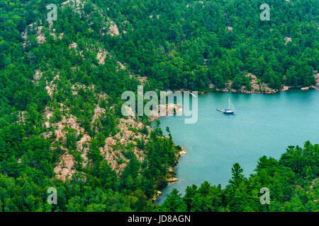 Barca sul lago circondato da montagne e alberi, Toronto, Ontario, Canada. fotografia aerea da ontario canada 2016 Foto Stock