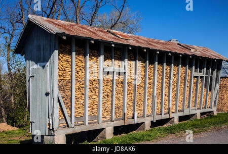 Culla di mais d'epoca in una fattoria nella contea di Lancaster, Pennsylvania, Stati Uniti, Amish paese, Pa, coloniali America che coltivano immagini Pa Foto Stock