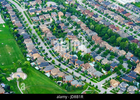 Vista aerea di case in benestante sobborgo residenziale, Toronto, Ontario, Canada. fotografia aerea da ontario canada 2016 Foto Stock