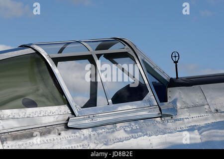 Cockpit del grazioso naturale finitura metallica Curtiss P-40C Warhawk a Duxford Air Museum, Cambridgeshire, Engladn Foto Stock