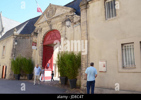 BAYEUX, Francia - 12 agosto: i visitatori a piedi attraverso la voce al museo che ospita la Bayeux Tapistry di Bayeux, Francia Il 12 agosto 2016. Foto Stock