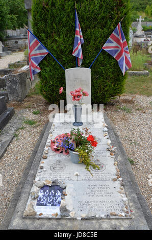 GIVERNY, Francia - 5 agosto: memoriale di sette aviatori britannici il cui aereo si schianta vicino durante la II guerra mondiale a Saint-Radegonde chiesa in Giverny, Fran Foto Stock
