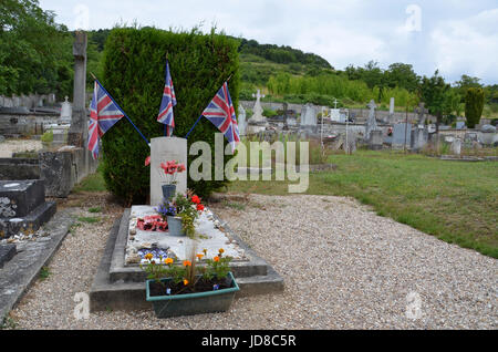 GIVERNY, Francia - 5 agosto: memoriale di sette aviatori britannici il cui aereo si schianta vicino durante la II guerra mondiale a Saint-Radegonde chiesa in Giverny, Fran Foto Stock