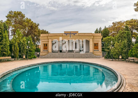 YAZD, IRAN - 5 Maggio 2015: i turisti che visitano il fuoco zoroastriano tempio Atash Behram nella città vecchia. Foto Stock
