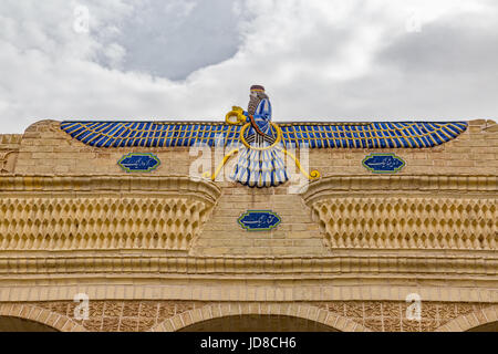 YAZD, IRAN - 5 Maggio 2015: Faravahar mosaico simbolo sul fuoco zoroastriano tempio Atash Behram nella città vecchia. Foto Stock