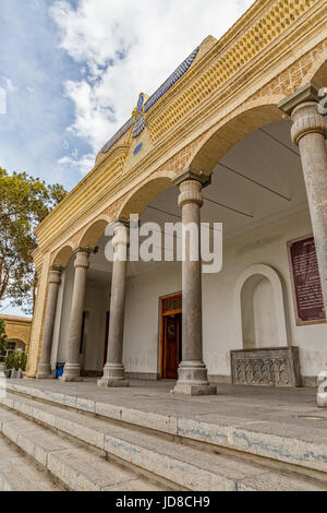 YAZD, IRAN - 5 Maggio 2015: facciata del fuoco zoroastriano tempio Atash Behram nella città vecchia. Foto Stock