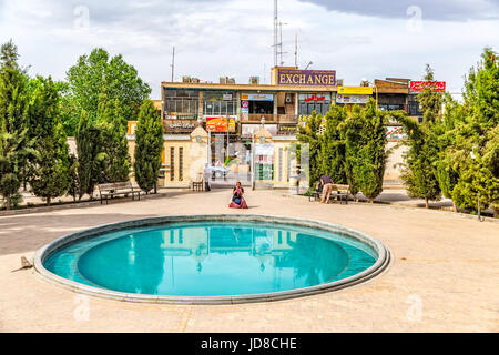 Yazd, Iran - 5 Maggio 2015: turistica a fotografare il tempio di fuoco Atash Behram presso la piscina. Foto Stock