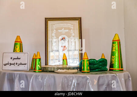 YAZD, IRAN - 5 Maggio 2015: una dimostrazione di Sedreh Pooshi rituale presso un museo all'interno del fuoco zoroastriano tempio complesso nella città vecchia. Foto Stock