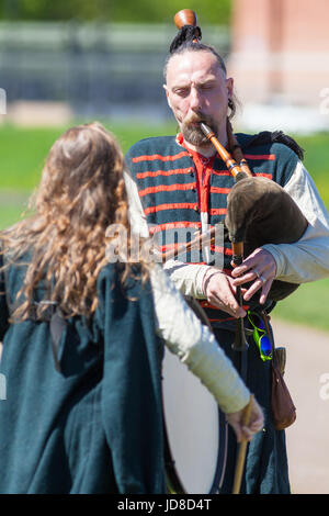 Bagpiper al festival "leggende dei vichinghi norvegesi' sul giorno della città Foto Stock