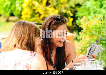 Ragazza guardando le foto Foto Stock