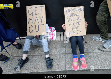 Manifestazione anti Tory DUP Alliance fuori Downing Street a Whitehall, Londra. Cartelli e manifestanti. Bambini Foto Stock