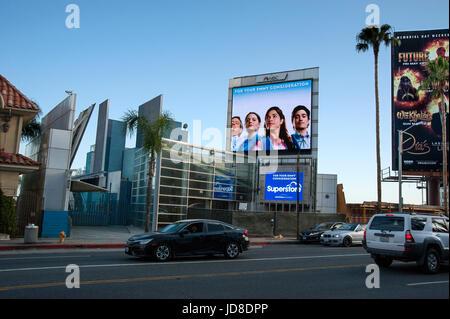 Tabellone Dighital sulla Sunset Strip promuovendo la NBC televsion mostra Super Store di Los Angeles, CA Foto Stock