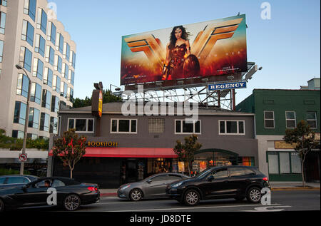 Cartellone di promozione della donna di meraviglia filmato sulla Sunset Strip di Los Angeles, CA Foto Stock