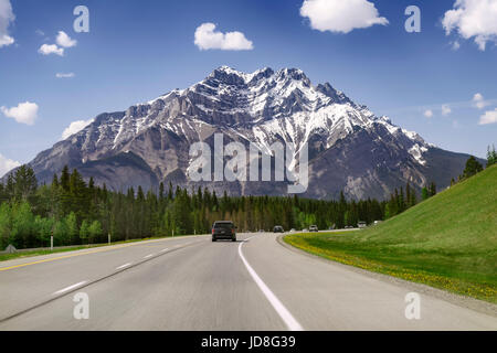 Auto sulla Autostrada Trans-Canada viaggiando attraverso Alberta's Rockies, Banff Parco Provinciale. Montagne Rocciose, Alberta, Canada. Foto Stock