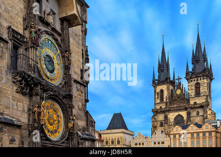 Famoso orologio astronomico e la chiesa di Nostra Signora di Tyn sullo sfondo a Praga, Repubblica Ceca. Foto Stock