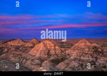 Alba sul pagliaio buttes in terry badlands vicino a terry, montana Foto Stock