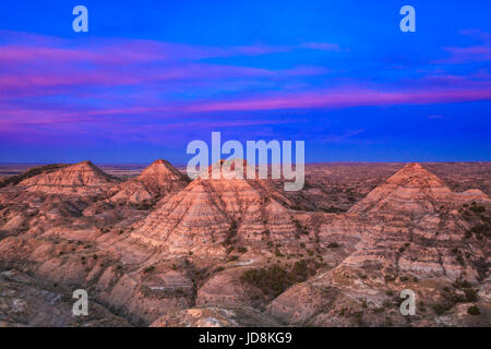 Alba sul pagliaio buttes in terry badlands vicino a terry, montana Foto Stock