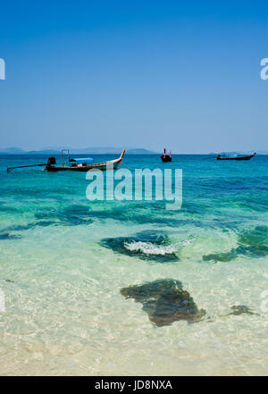 Barche lunghe (Longtale barca) al Tropical Beach Phuket, Tailandia Foto Stock