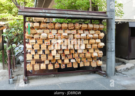 Legno 'ema' placques a Namba il santuario Yasaka di Osaka in Giappone. Foto Stock