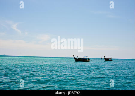 Barche lunghe (Longtale barca) al Tropical Beach Phuket, Tailandia Foto Stock