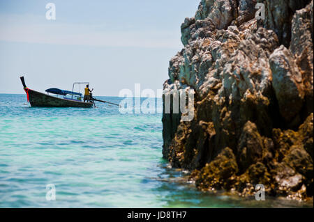 Barche lunghe (Longtale barca) al Tropical Beach Phuket, Tailandia Foto Stock