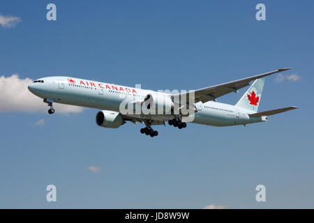 Aviazione Commerciale e di volo transatlantico. Air Canada Boeing 777-300ER long haul jet del passeggero sul piano di approccio all'Aeroporto di Londra Heathrow. Foto Stock