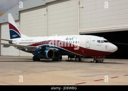 Aviazione Commerciale. Boeing 737-700 (737ng o di prossima generazione) jet del passeggero aereo della compagnia aerea nigeriana Arik aria sottoposta a manutenzione Foto Stock