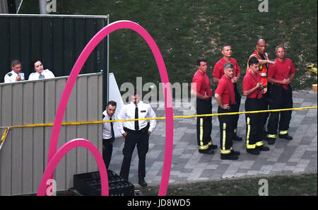 I servizi di emergenza in corrispondenza del fondo della torre Grenfell nella zona ovest di Londra dopo un incendio si propagò edificio a 24 piani sulla mattina di mercoledì. Foto Stock