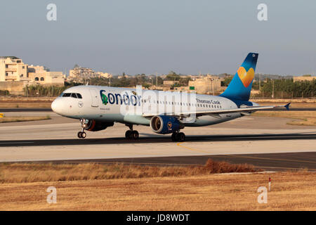 Commerciale viaggi dell'aria. Condor Flugdienst Airbus A320 jet del passeggero aereo decolla da Malta Foto Stock