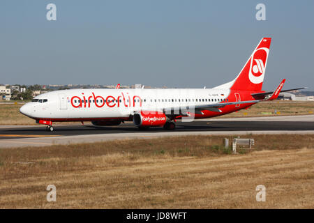 Commerciale viaggi dell'aria. Air Berlin Boeing 737-800 jet del passeggero aereo in rullaggio per la partenza da Malta Foto Stock