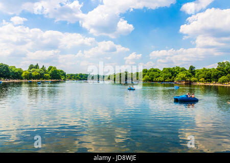 Barche sul lago a serpentina a Hyde Park Foto Stock