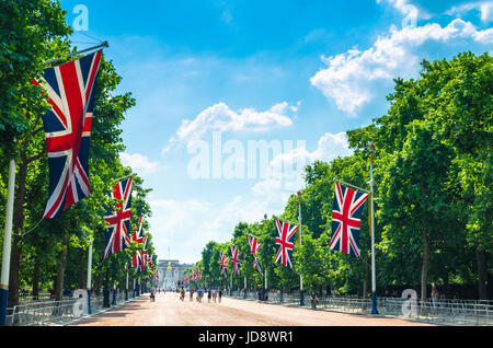 I turisti sul Mall a piedi a sud-ovest verso Buckingham Palace nella City of Westminster, Londra Foto Stock