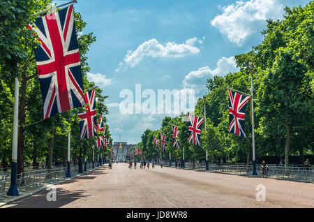 I turisti sul Mall voce verso Buckingham Palace di Londra Foto Stock