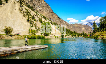 La pesca in corrispondenza della bocca di uscita del Seton lago dove l'acqua scorre in Cayoosh Creek. È si trova lungo la strada statale 99, la Duffey Lake Road in BC Canada Foto Stock