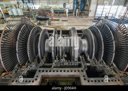 110 MW geotermici generatore di potenza di manutenzione, il rotore di turbina ispezione, impianto di energia geotermica CERRO PRIETO. Messico. Foto Stock