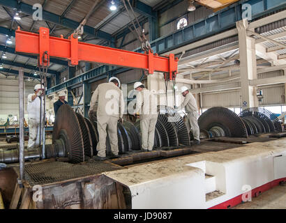 110 MW geotermici generatore di potenza di manutenzione, il rotore di turbina ispezione, impianto di energia geotermica CERRO PRIETO. Messico. Foto Stock