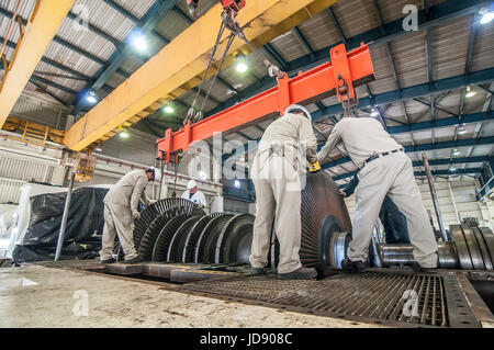 110 MW geotermici generatore di potenza di manutenzione, il rotore di turbina ispezione, impianto di energia geotermica CERRO PRIETO. Messico. Foto Stock